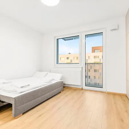 Airport Apartment With Parking